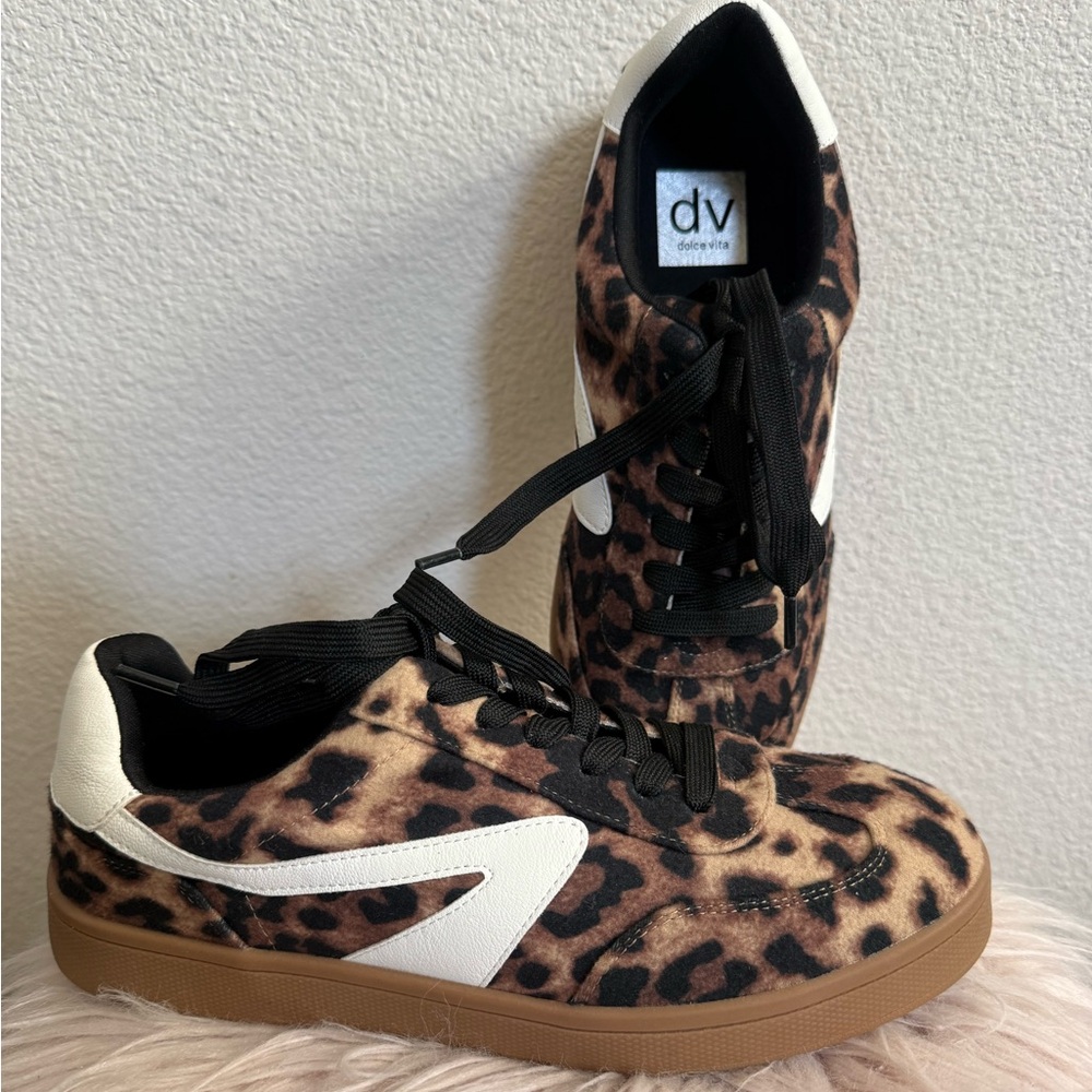 New DV by Dolce Vita Leopard Animal Print Sneakers shoes women’s 7 voyage comfy